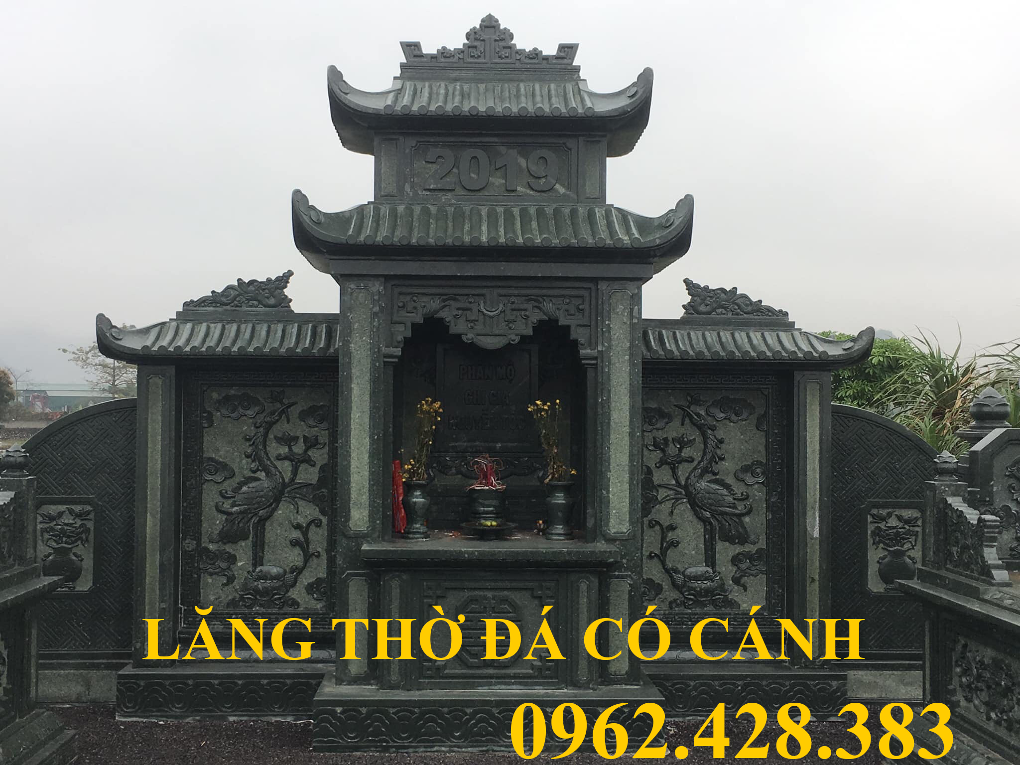 lăng thờ đá có cánh